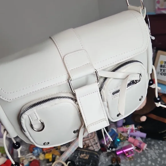 Elegant White Shoulder Bag - Picture 1 of 2